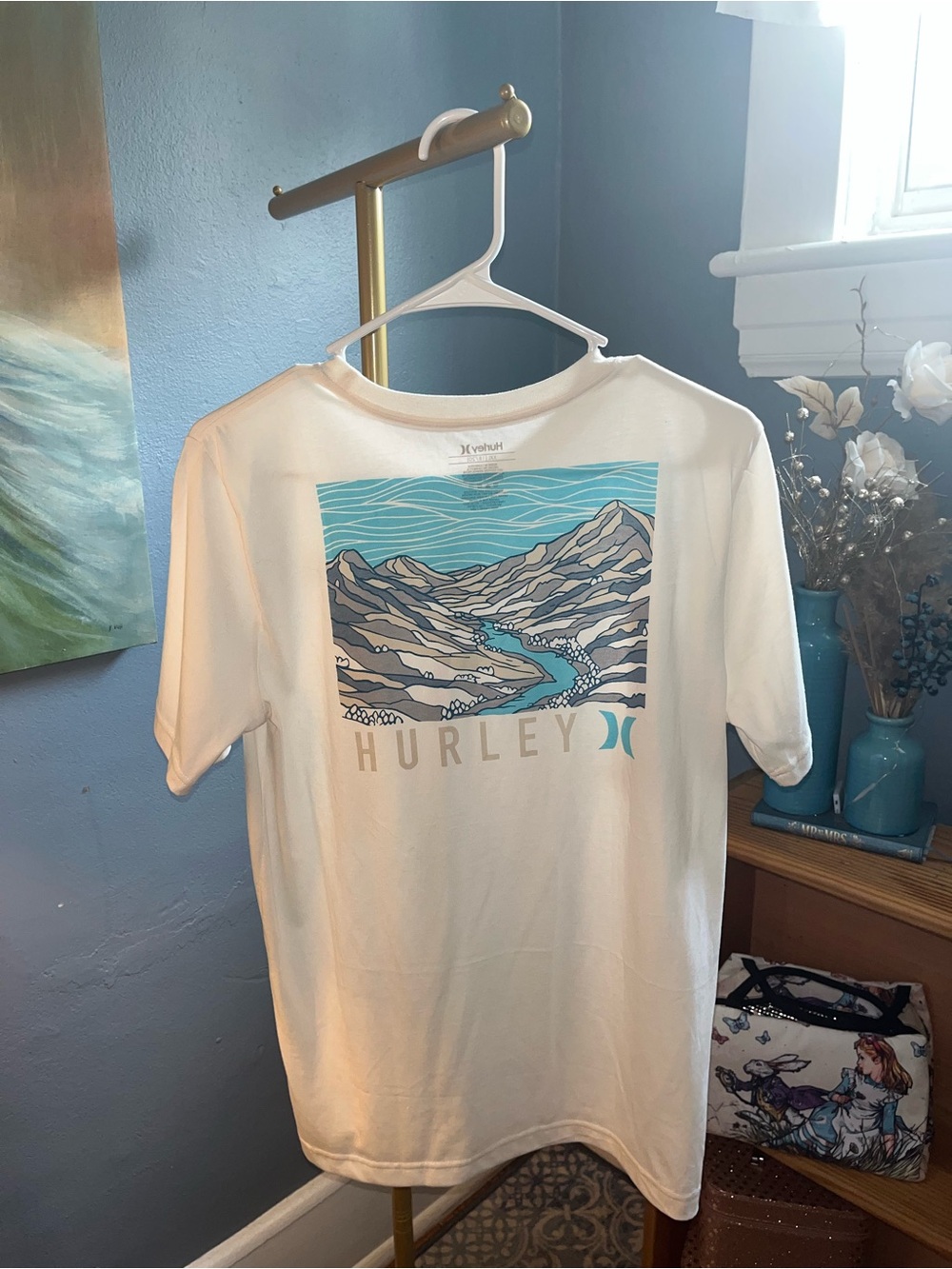Hurley big kids T-shirt size 18, new with tags.